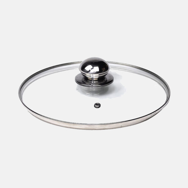 Accessoire de cuisine transparent et pratique conçu pour recouvrir des cocottes, des poêles et d'autres récipients pendant la cuisson.