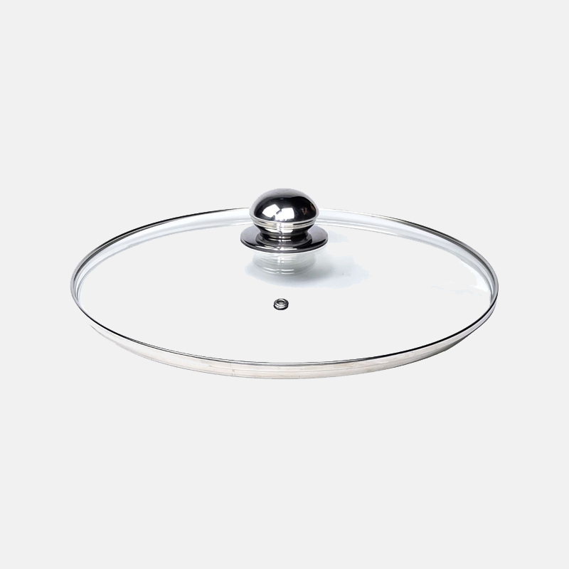 Accessoire de cuisine transparent et pratique conçu pour recouvrir des cocottes, des poêles et d'autres récipients pendant la cuisson.