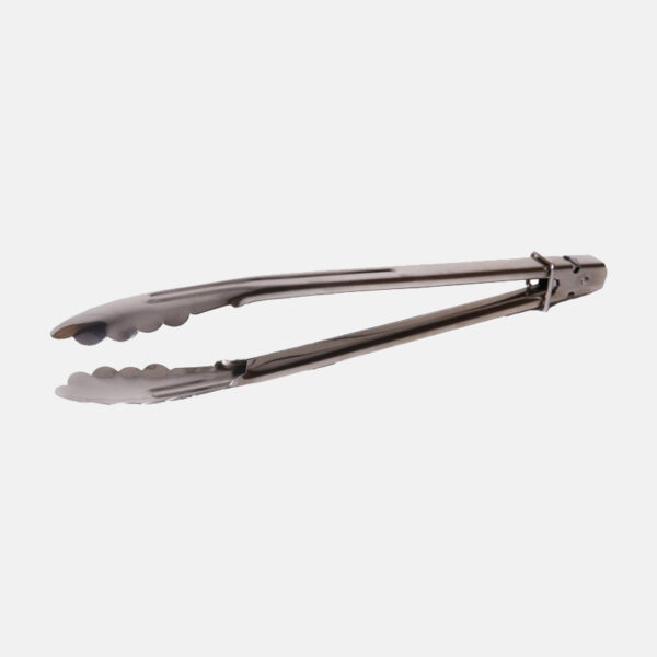 Outils essentiels utilisés pour manipuler et retourner les aliments pendant la cuisson sur un barbecue ou un grill.