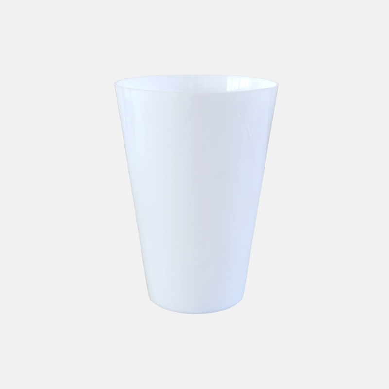 CU01016-Verre-plast-blanc-8cm Récipient pratique et polyvalent pour contenir une variété de boissons.