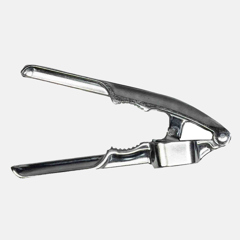 CU01238-Presse-ail-alu-18cm Outil fonctionnel et pratique pour écraser et extraire la pulpe d'ail.
