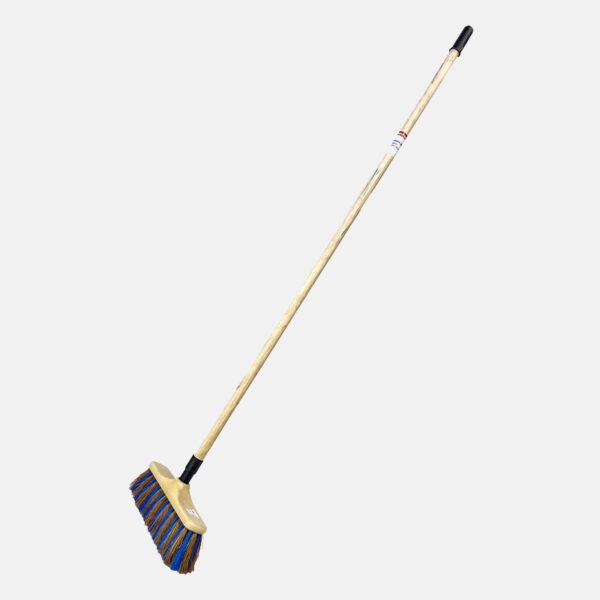 Ce balai apporte une touche traditionnelle et fonctionnelle à votre routine de nettoyage.
