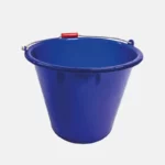 Seau en plastique de couleur bleu et de capacité 27 litres.