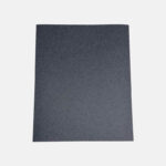 Utilisée pour poncer, lisser, polir ou enlever des matériaux indésirables de diverses surfaces.
