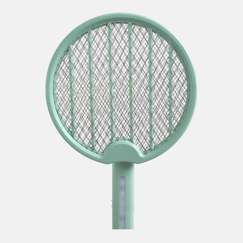 DO01047-Raquette-moustique-rech-pliable-vert-02 Accessoire ingénieux conçu pour vous débarrasser des moustiques tout en offrant une source de lumière pratique.