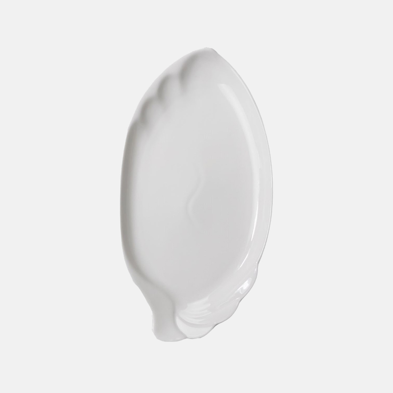 CU01325-Assiette-porcelaine-ovale-pointu Pièce de vaisselle sophistiquée qui ajoute une touche artistique à la présentation des plats.