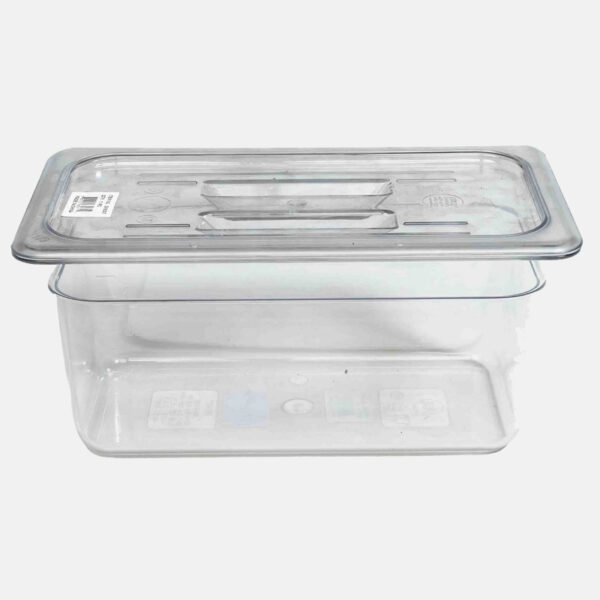 Outil polyvalent dans la cuisine, adapté pour stocker, servir et transporter.