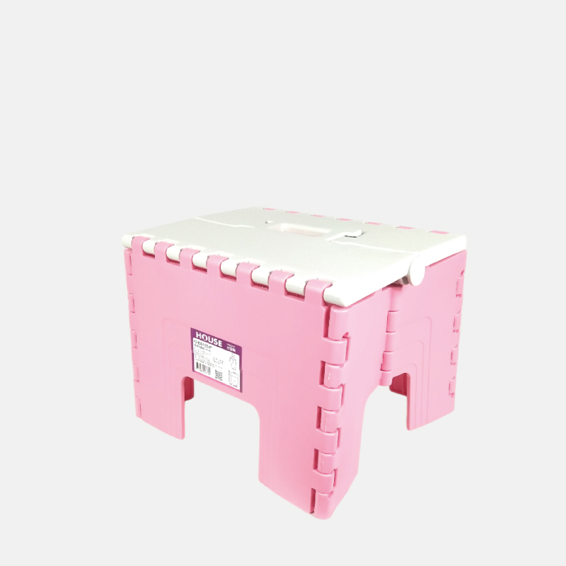 Un tabouret pour enfant , pliable en plastique
