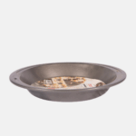 Plat rond en acier antiadhésif de 22 cm de diamètre et 3.3 cm de hauteur.