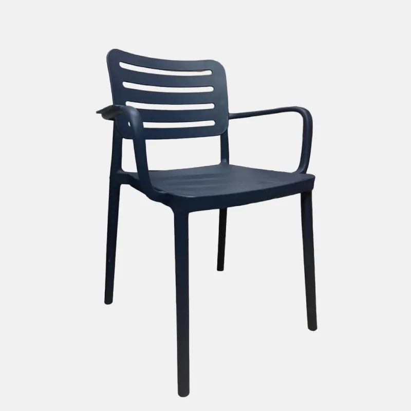 Chaise avec accoudoirs de couleur bleu foncé