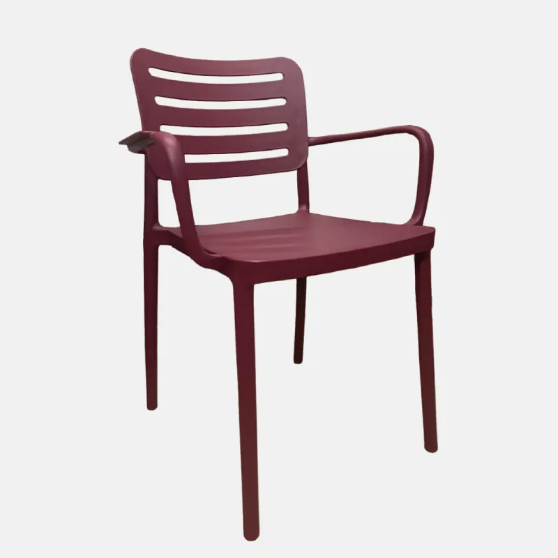 Chaise avec accoudoirs de couleur rouge