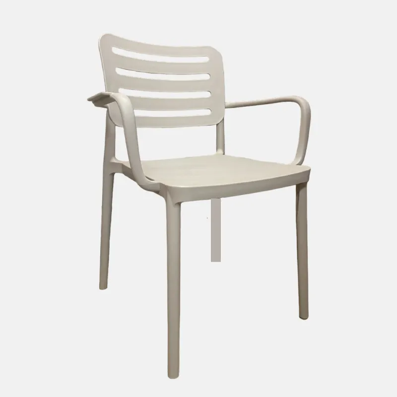 Chaise avec accoudoirs de couleur marron