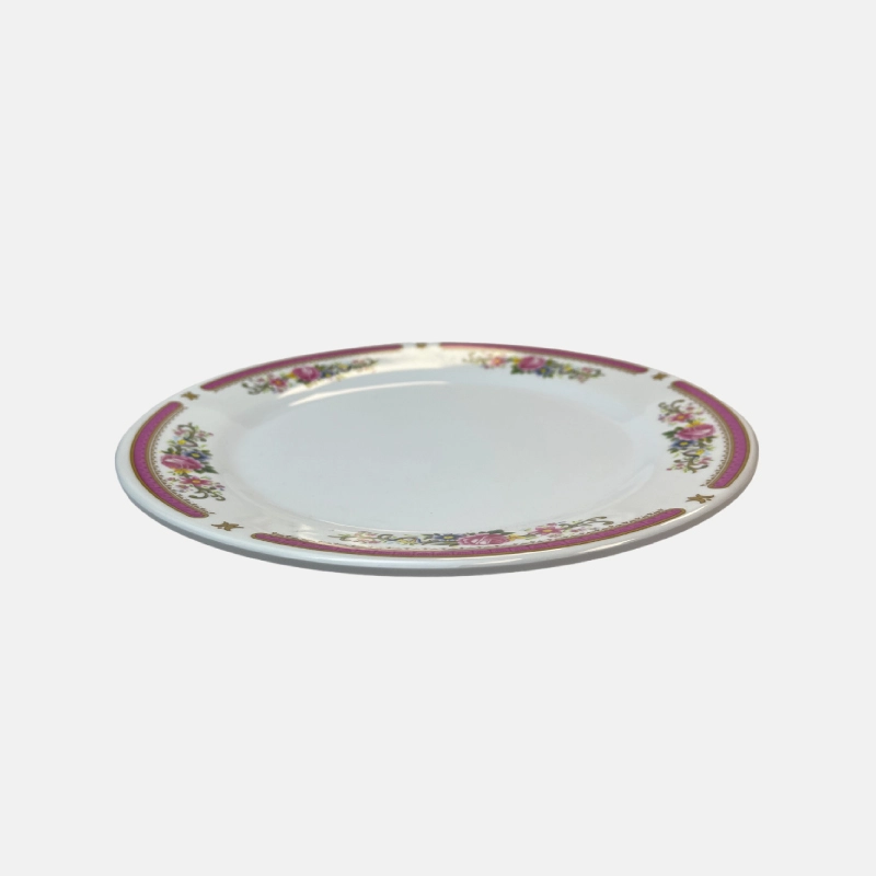 CU01853-assiette-ronde-roses-melamine-26.5cm-01 Une assiette en mélamine ronde avec des motifs de roses