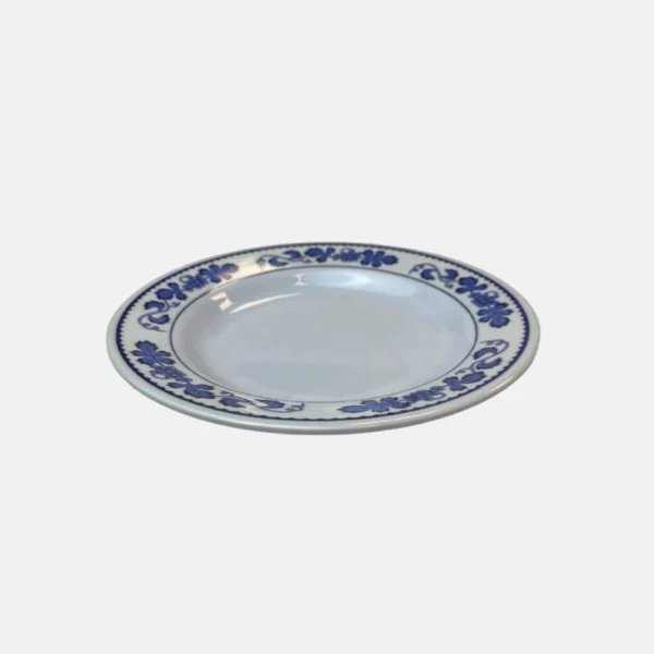 Une assiette en mélamine de 22.5 cm de diamètre ayant des motifs bleu