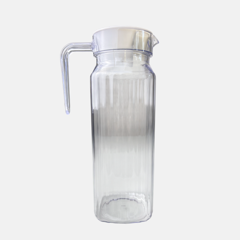 Pichet à eau en plastique avec manche de 1300 ml.
