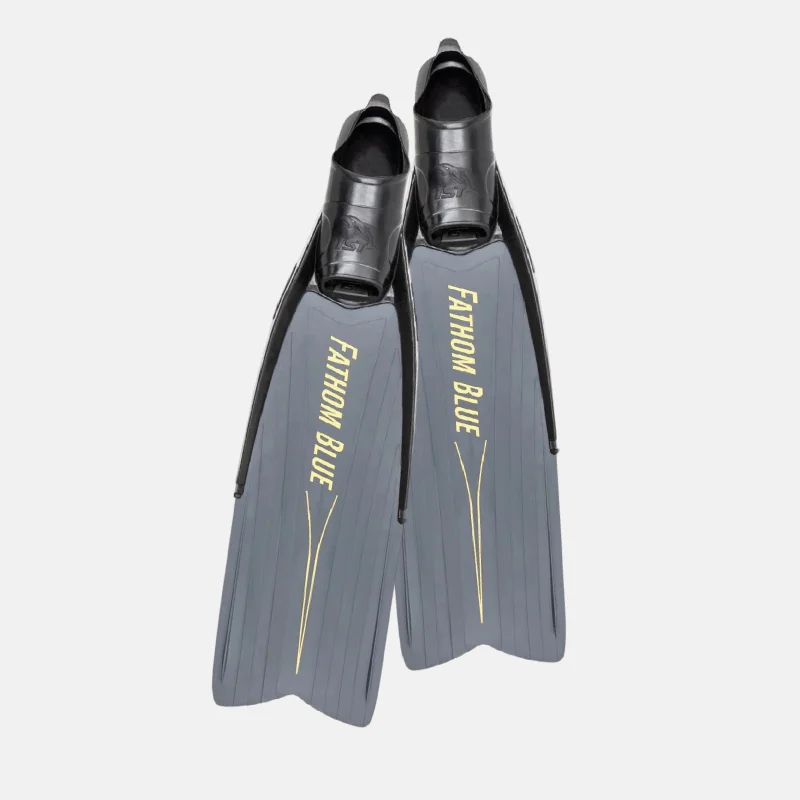Pairs de palme de la marque IST du modèle FATHOM BLUE de la taille Small - médium