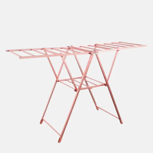 Etendoir pour vêtements de couleur rose gold.