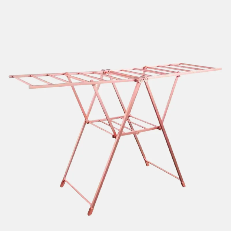 Etendoir pour vêtements de couleur rose gold.