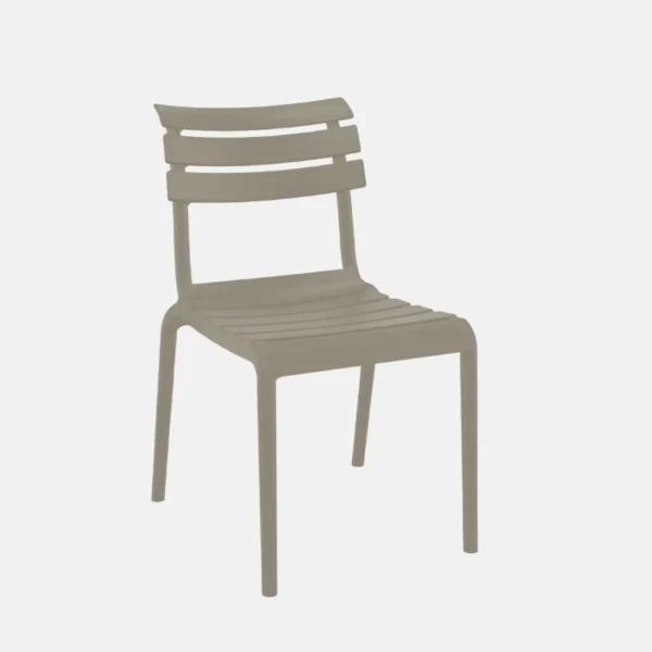 Chaise de terrasse de couleur sable, géniale pour vos apéros.