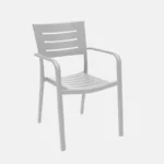 Chaise avec accoudoirs pour l'extérieur de couleur gris pâle.