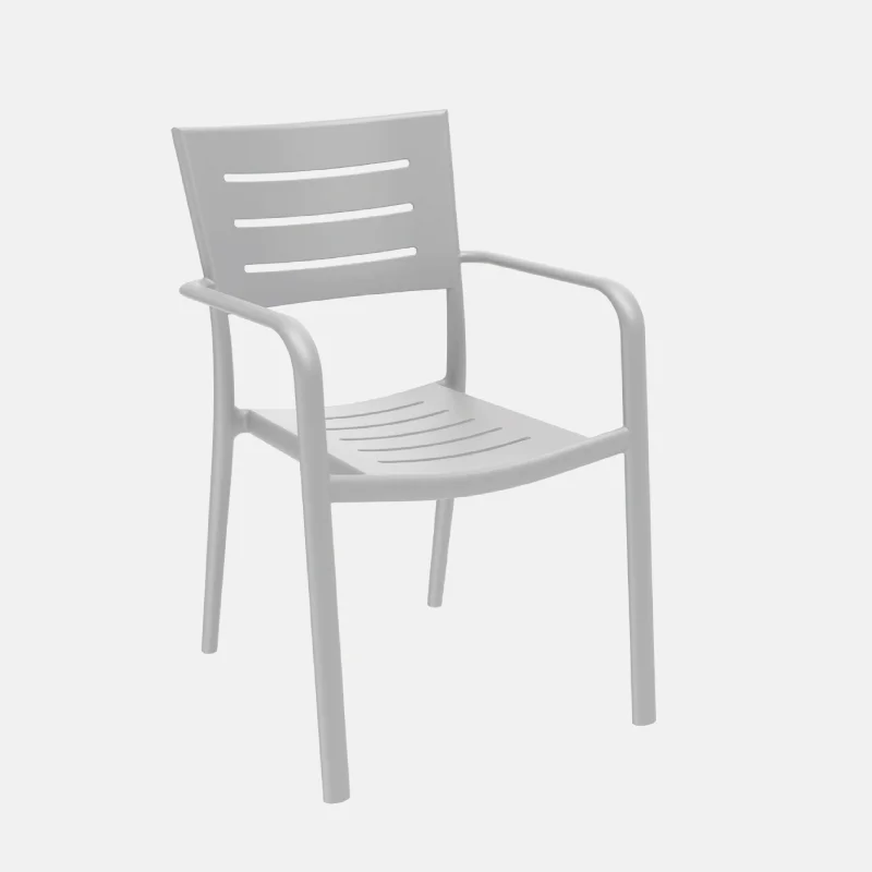 Chaise avec accoudoirs pour l'extérieur de couleur gris pâle.