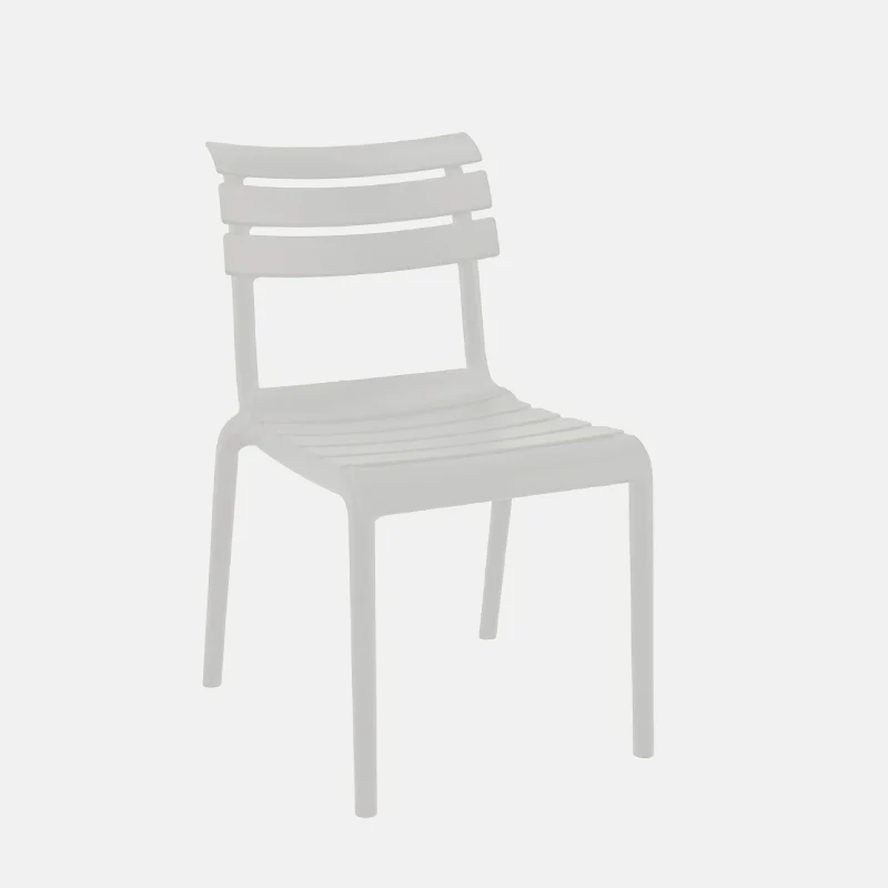 Chaise de terrasse de couleur gris pâle.