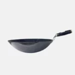 Wok en acier inoxydable avec un manche en métal.