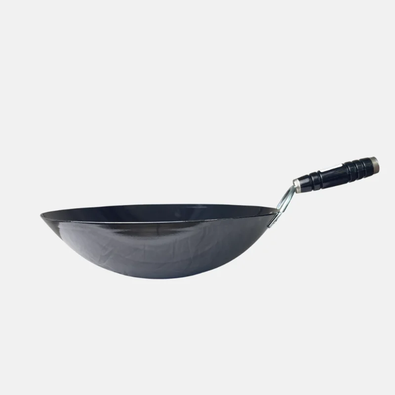 Wok en acier inoxydable avec un manche en métal.