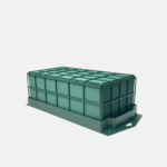 Mousse florale avec une cage en plastique. Ayant pour dimensions 23x11x08 cm.