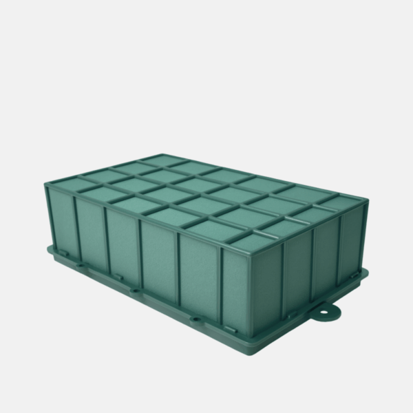 Mousse florale avec une cage en plastique. Ayant pour dimensions 32x18x09 cm.