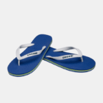 Pair de savates de plage de couleur bleu et blanc.