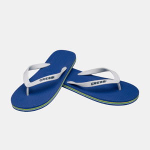 Pair de savates de plage de couleur bleu et blanc.