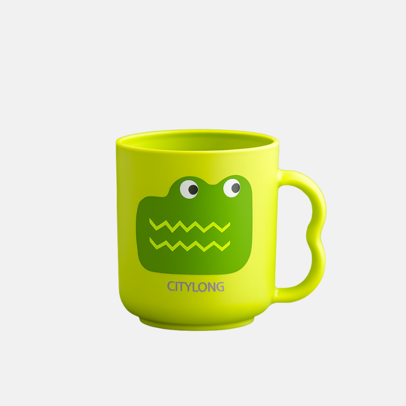 Tasse en plastique pour enfant en plastique avec un dessin de crocodile de capacité de 260 ml.