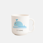 Tasse pour enfant en plastique avec un dessin de baleine de capacité de 260 ml..