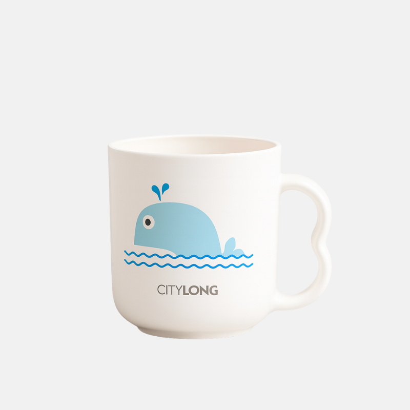Tasse pour enfant en plastique avec un dessin de baleine de capacité de 260 ml..