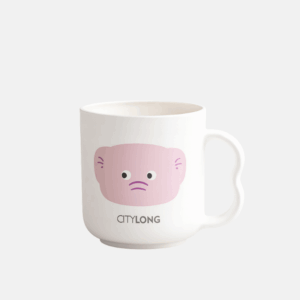 Tasse pour enfant en plastique avec un dessin d'éléphant de capacité de 260 ml.
