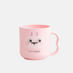 Tasse pour enfant en plastique et avec un dessin de lapin et de capacité de 260 ml.