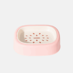 Porte savon en plastique de couleur rose.
