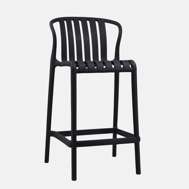 Chaise en polypropylène pour bar et de couleur noir.