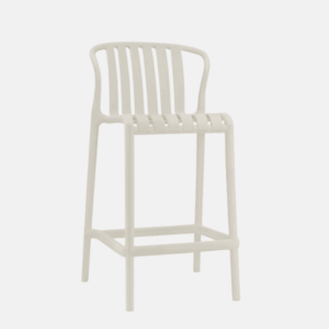Chaise en polypropylène de couleur beige.