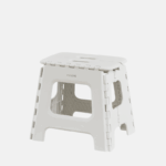 Tabouret en plastique pliable de taille médium.