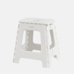 Tabouret en plastique pliable de taille haute.