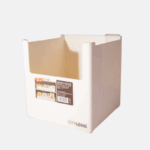 Boite de rangement en plastique de forme carré.