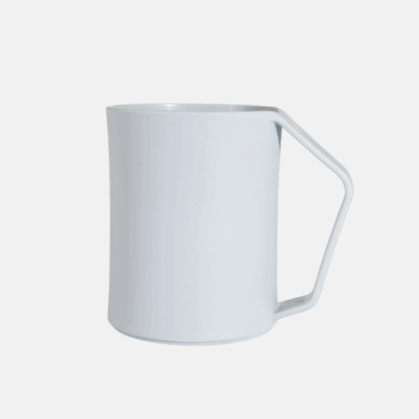 Tasse en plastique bleue.