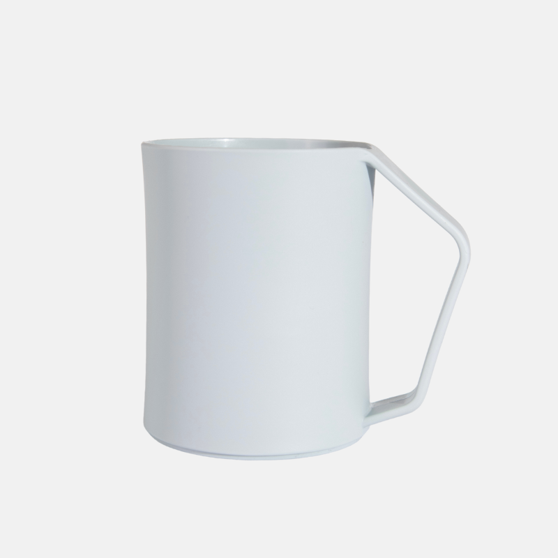 Tasse en plastique bleue.