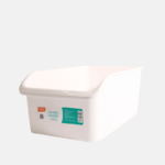 Boîte de rangement inclinée en plastique.