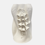 vase décoratif blanc, vase fleurs en relief, vase moderne 20x20x28, vase déco maison, vase design blanc, vase décoratif moderne.