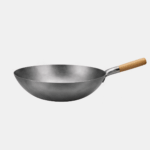 Wok en acier de 40 cm de diamètre avec un manche en bois.